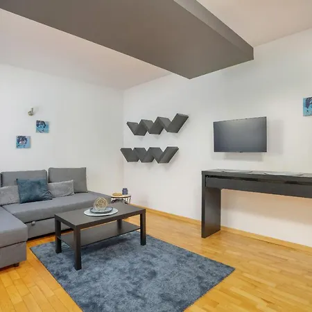 Beautiful & Spacious Strzalowa Near Centre By Renters شقة بوزنان