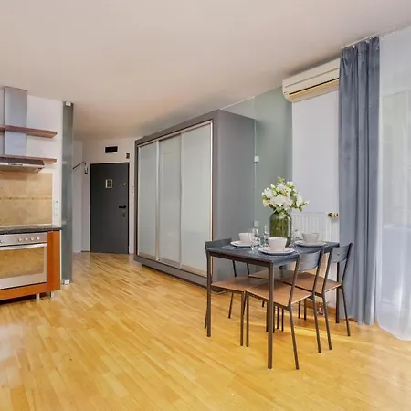 Beautiful & Spacious Strzalowa Near Centre By Renters Lägenhet
