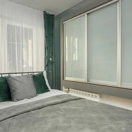 Beautiful & Spacious Strzalowa Near Centre By Renters شقة