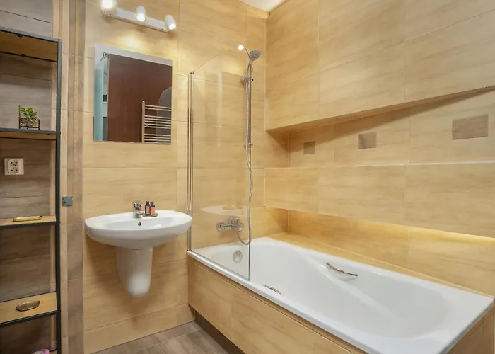 Beautiful & Spacious Strzalowa Near Centre By Renters Poznań